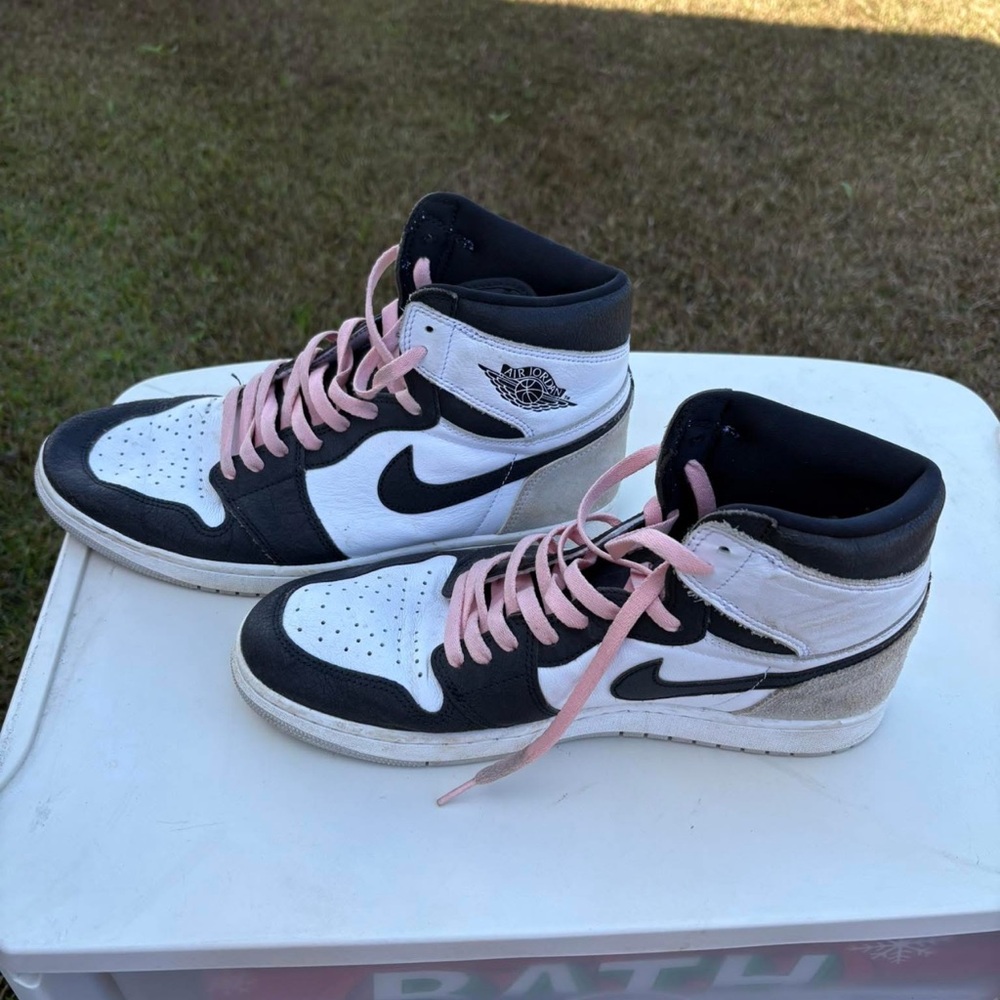 Nike Mens Black and White Sneakers with Pink Accents